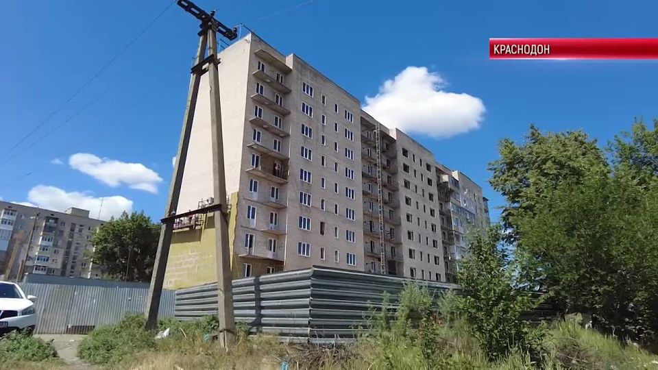 Краснодон. Специалисты ведут работы по завершению строительства долгостроя в Краснодоне по адресу Микроцентр 4. Специалисты уже близятся к завершению всех работ, сейчас приступили к отделке стен