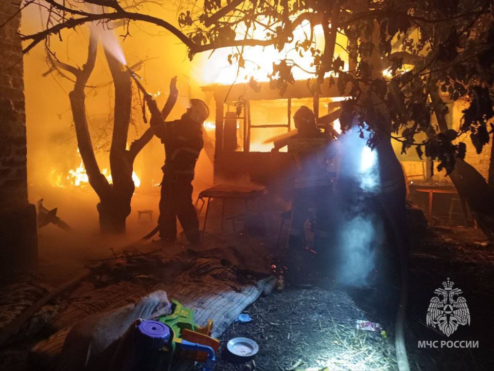 В ЛНР огнеборцы МЧС России спасли на пожаре 2-летнего малыша