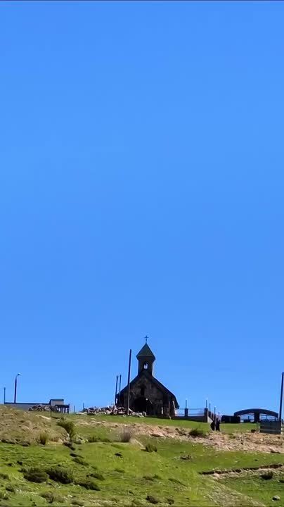 Доброе утро!. Начните день с вдохновения и умиротворения, глядя на Церковь Архангела Михаила в Верхнем Мизуре — самый высокогорный храм России, наполненный историей и духовной силой