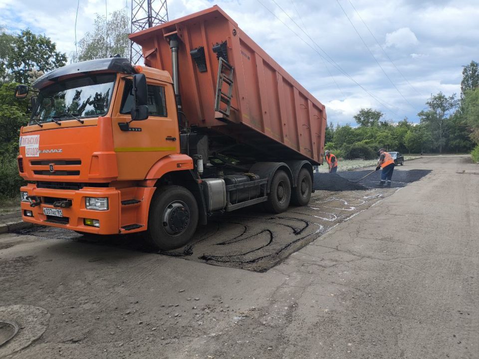 На территории муниципального образования городской округ город Рубежное за счет средств местного бюджета, проводятся ремонтные работы дорожного покрытия