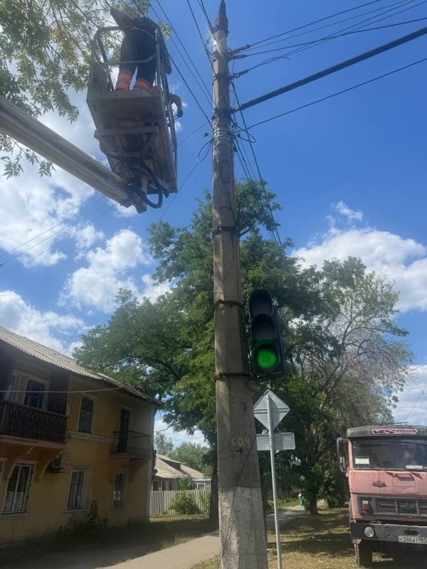 Сергей Козенко: На одном из наиболее оживленных перекрестков города Краснодона, возле магазина «Слава», сотрудники МУП «Дорожно-эксплуатационное управление» провели работы по ремонту светофорного объекта