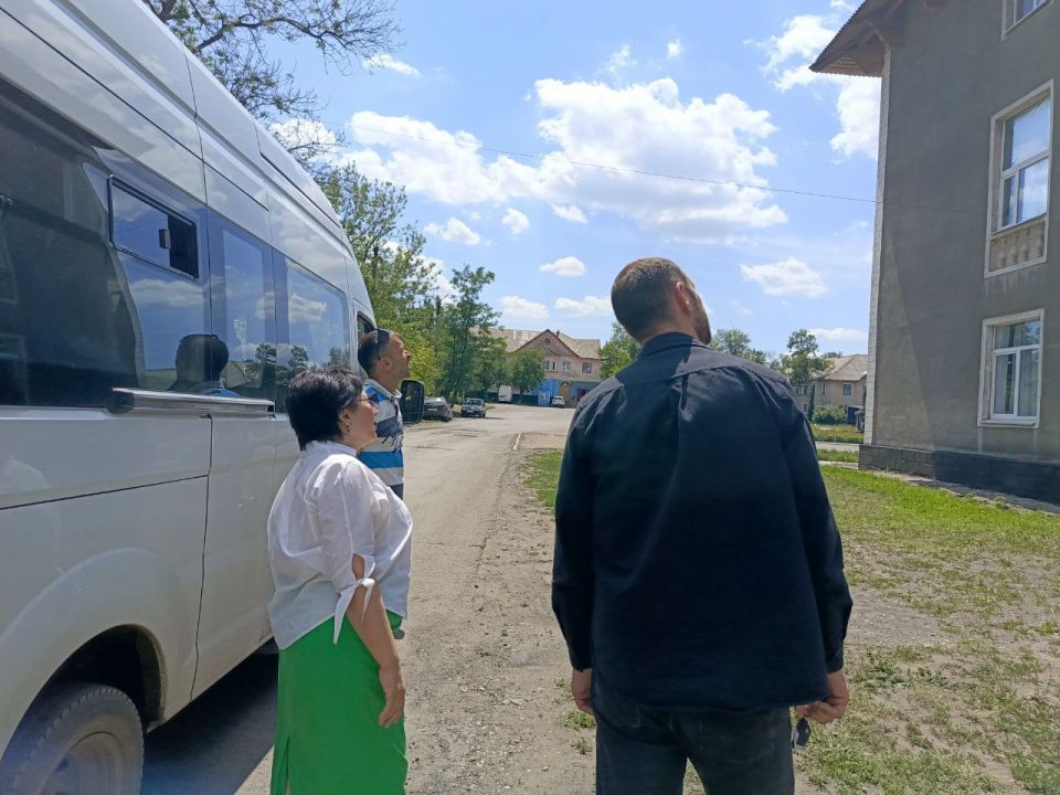 По поручению Главы городского округа Андрея Рубанцова заместитель Главы Ольга Орлова посетила Дворец культуры им. Горького в пгт Ясеновский, где в настоящее время проводится текущий ремонт кровли