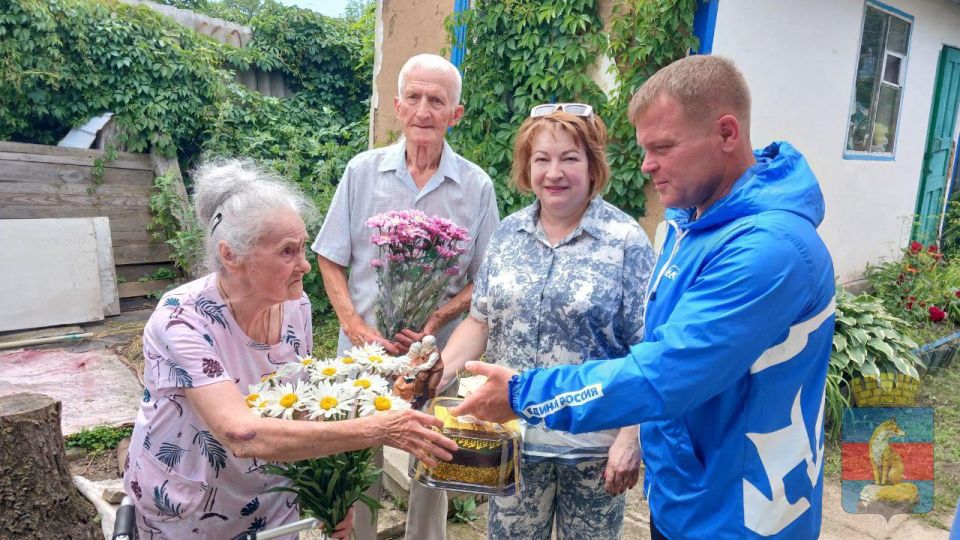 В День любви, семьи и верности заместитель Главы Лисичанского муниципального округа Антонина Полякова и заместитель Председателя Совета депутатов Василий Оробцов поздравили с 60-ти летним юбилеем совместной жизни...
