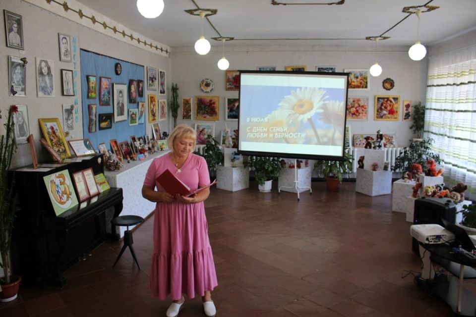 В Кировском историко-художественном музее прошла информационно-познавательная программа, посвященная Дню семьи, любви и верности «Счастье там, где верность и любовь»