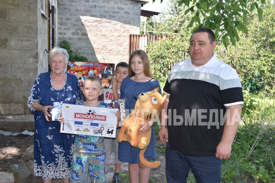 В День семьи, любви и верности глава городского округа город Ровеньки Андрей Рубанцов и начальник отдела по вопросам опеки, попечительства и патронажа Администрации Ирина Попова посетили многодетную опекунскую семью...