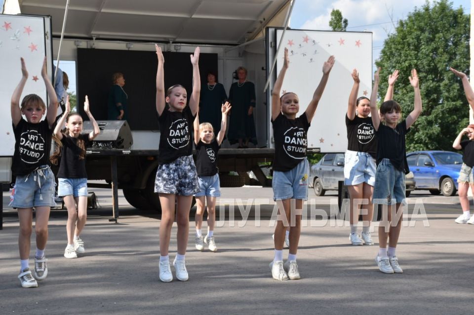 В Перевальске прошла концертно-развлекательная программа «Все начинается с семьи»