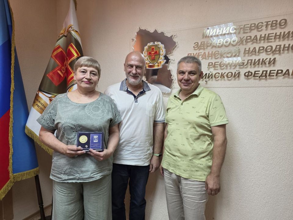 Сегодня в День семьи, любви и верности, приуроченный ко Дню памяти святых Петра и Февронии, в Министерстве здравоохранения ЛНР медицинским семьям пожившим в браке свыше 20 лет, вручили медаль «За любовь и верность»