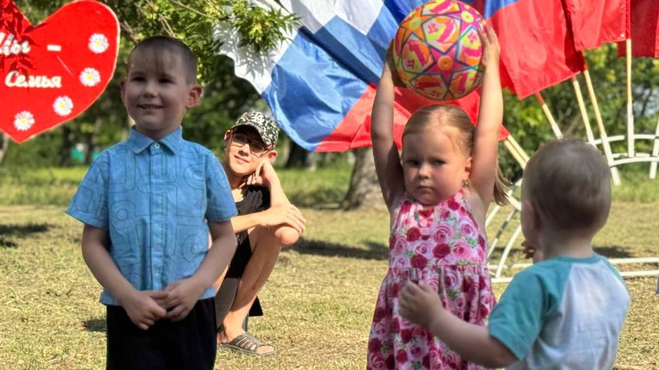 В пгт Дзержинский состоялось торжественное мероприятие, приуроченное к светлому и душевному празднику Дню семьи, любви и верности