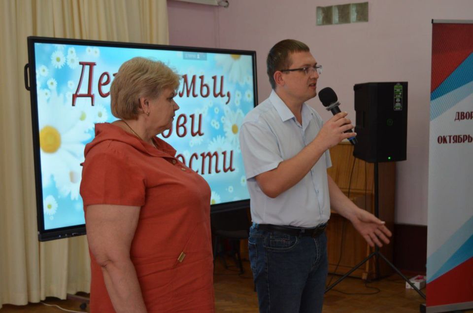 В Брянке торжественно поздравили семьи, чью жизнь объединяет искренняя любовь и преданность друг другу