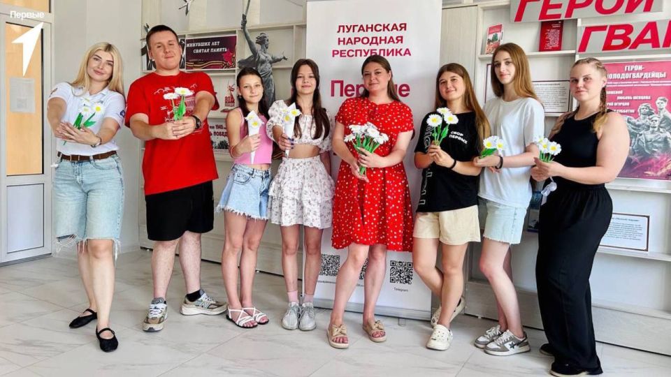 Андрей Рубанцов: Ромашка – символ любви. Первые города Ровеньки, в День семьи, любви и верности, сделали красивые ромашки из бумаги своими руками, а после подарили их ровенчанам, поздравляя с праздником