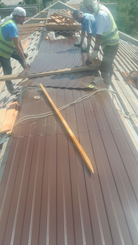 Сергей Козенко: В Краснодоне, по адресу кв. Титова, д. 13, в рамках специального инфраструктурного проекта подрядная организация ООО СК «СТИЛЛ» продолжает работы по капитальному ремонту скатной кровли многоквартирного жилого...