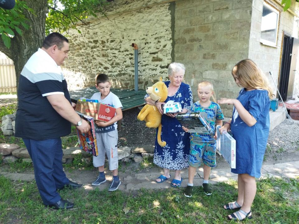 Сегодня, в День семьи, любви и верности, Глава городского округа город Ровеньки Андрей Рубанцов поздравил многодетную семью Гончаровых с праздником