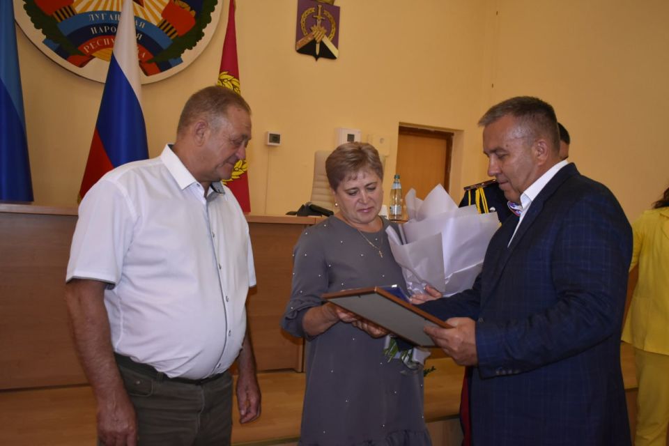 Виталий Михайлов: В День семьи, любви и верности в торжественной обстановке вручил медаль «За любовь и верность» семье Чуйковых из пгт Центральный