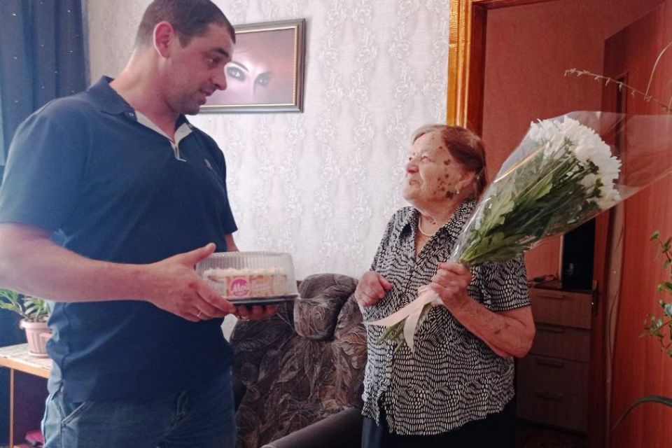 В пгт Михайловка поздравили с Днем рождения труженицу тыла Журавлеву Евгению Григорьевну