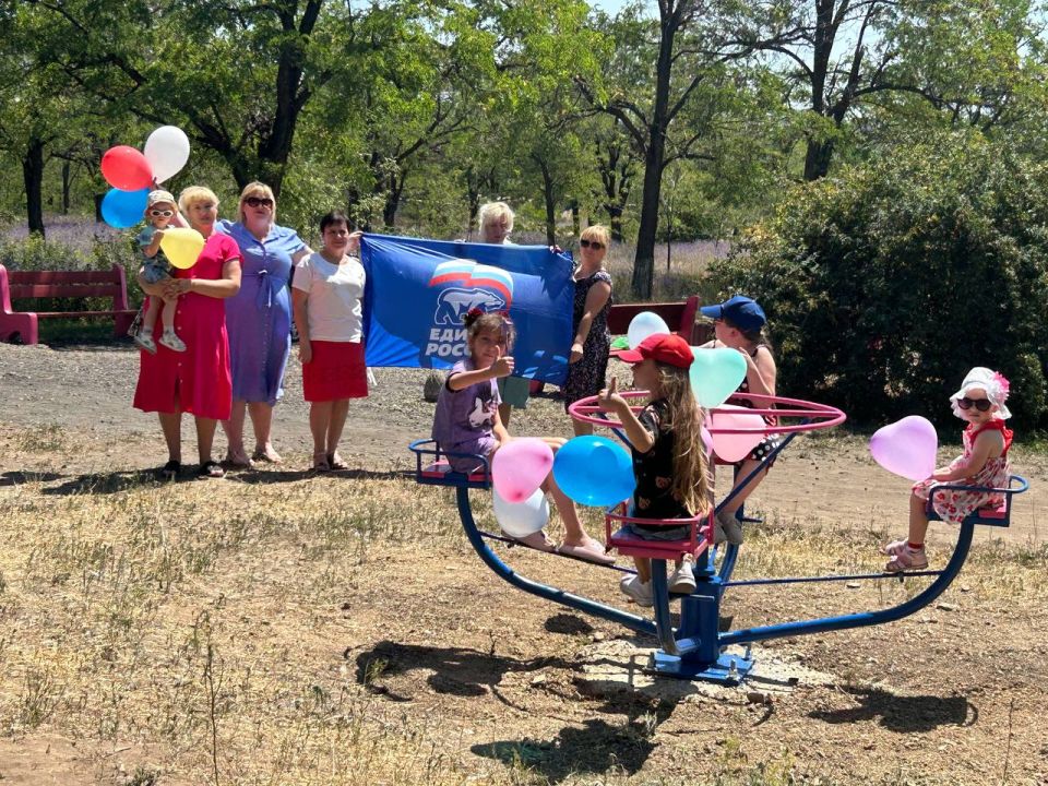 Активисты и сторонники Единой России благоустраивают свои города и поселки в рамках акции «Яркое детство»