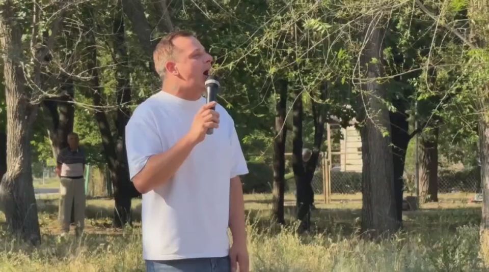 Сергей Колягин: В День семьи, любви и верности творческий коллектив городского центра культуры и досуга «Заря» порадовал первомайцев песенной программой