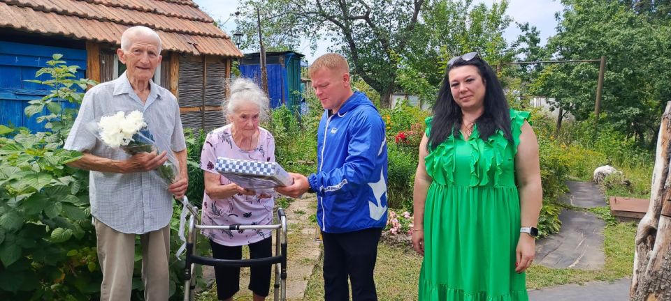 Лисичанские единороссы поздравили семью Жигалкиных с 60-летием совместной жизни