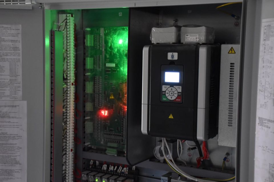 Сергей Козенко: В Краснодоне в рамках специального инфраструктурного проекта подрядная организация ООО «Гефест-Строй» активно работает над установкой нового лифтового оборудования по адресу квартал Баракова, д. 1, 2