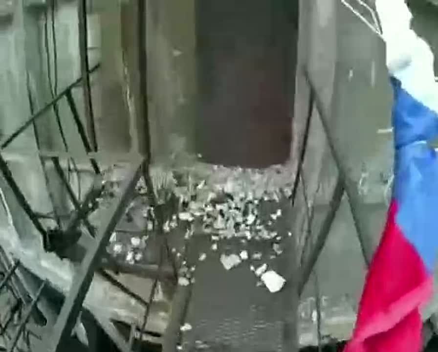 Публикуемое некоторыеми тг-каналами видео якобы водружения флага России на литиевом месторождении в р-не н.п. Шевченко на самом деле снято ранее при освобождении Лисичанского НПЗ militaryMaps.info/mark/id784945