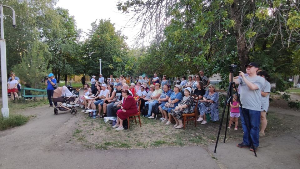 В Молодогвардейске прошел концерт ко Дню семьи, любви и верности с чествованием образцовых семей