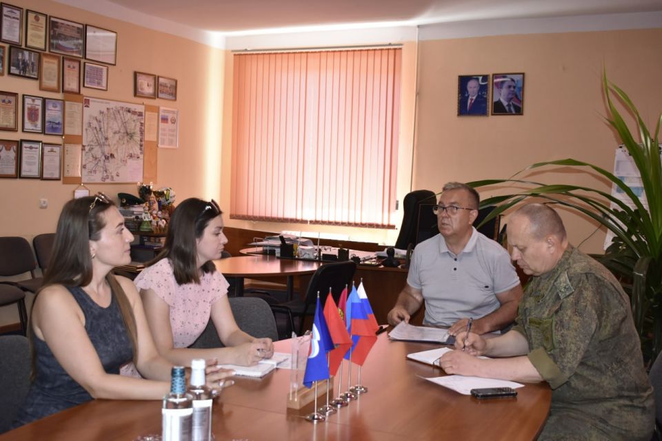 Глава Перевальского муниципального округа Виталий Михайлов встретился с супругой погибшего участника Специальной Военной операции, которая проживает в г. Артемовске