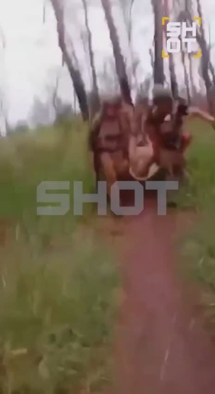 На Сватовском направлении бойцы ВС РФ эвакуировали раненого товарища, поддерживая его стихами Владимира Орлова «Родное» из фильма «Брат-2»