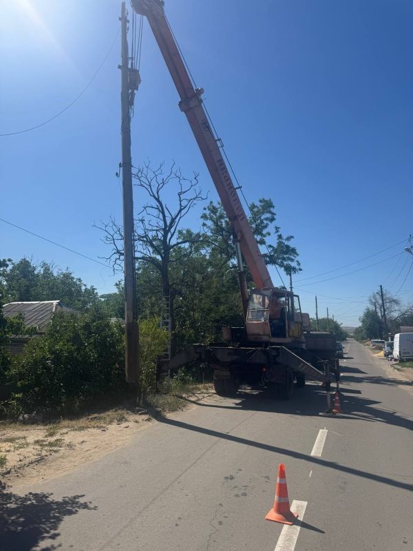 Сергей Козенко: В Краснодоне на улице Кирова в настоящее время ведутся работы по демонтажу ветхих опор линий наружного освещения силами сотрудников МУП «Дорожно-эксплуатационное управление»