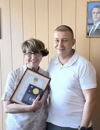 Евгений Шаталин: Вручил грамоту и медаль «За любовь и верность» председателю Совета города Рубежное Нелле Задираке