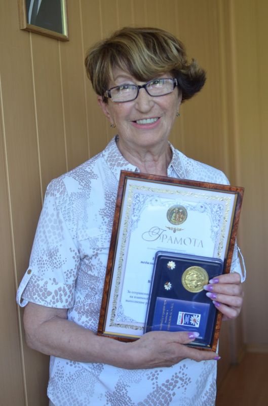 Евгений Шаталин: Вручил грамоту и медаль «За любовь и верность» председателю Совета города Рубежное Нелле Задираке