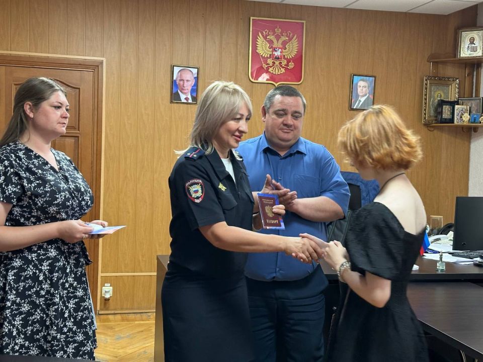 Сегодня, в День воинской славы России, в городском округе город Ровеньки состоялось знаменательное событие – в рамках акции «Мы – граждане России» юным жителям были вручены паспорта Российской Федерации!