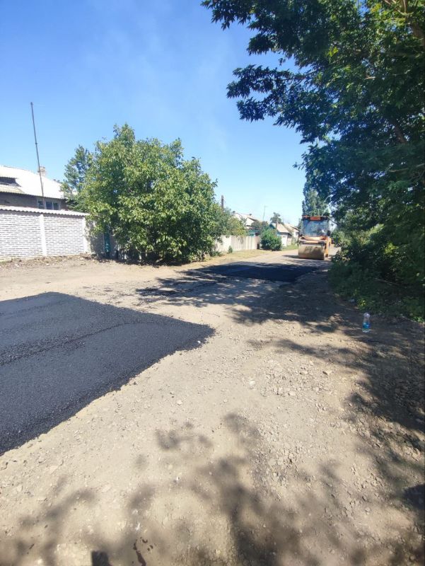 Сергей Козенко: Сотрудники МУП «ДЭУ» завершают ремонтные работы на участке дороги в поселке Краснодон, площадь Ленина