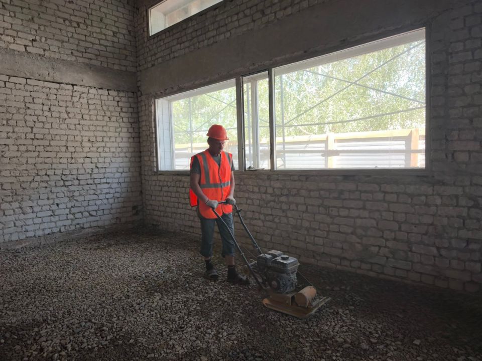 Сергей Козенко: В Краснодоне в рамках специального инфраструктурного проекта, тюменские специалисты продолжают активные работы по капитальному ремонту помещений отделения ЗАГС