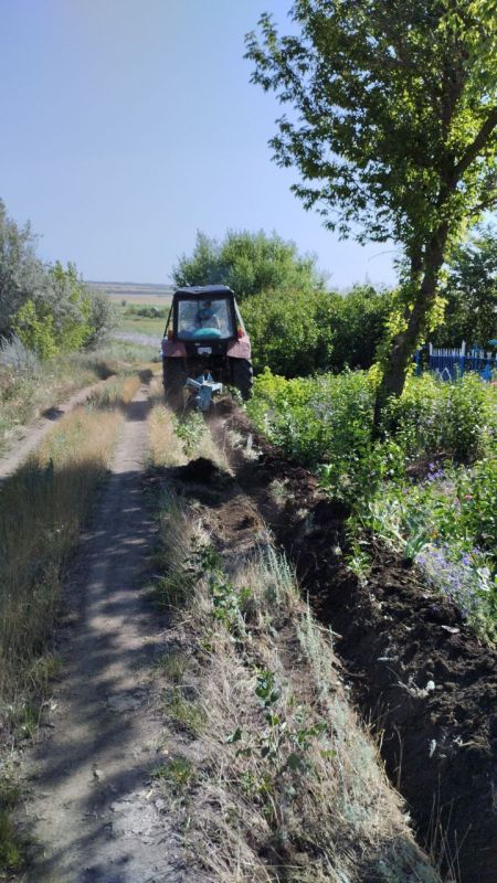 Сегодня 11 июля 2025 года в рамках противопожарных мероприятий на территории Петровского отдела жизнеобеспечения провели опашку вокруг населенных пунктов Петровка и Войтово