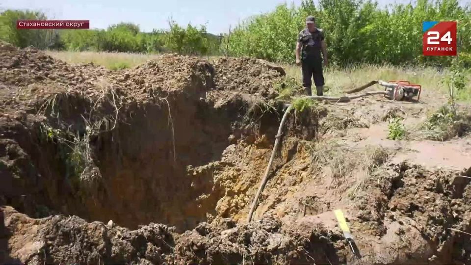 Специалисты Алчевского управления «Луганскводы» устраняют утечки на магистральном водоводе, который питает Стаханов, Ирмино, Алмазную и Брянку