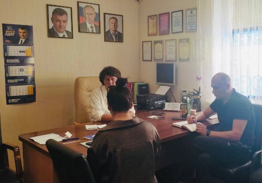 10 июля депутат Совета городского округа г. Стаханов от ЛДПР Наталья Бердникова и Андрей Руссов - помощник депутата Светланы Бобрусь провели прием граждан