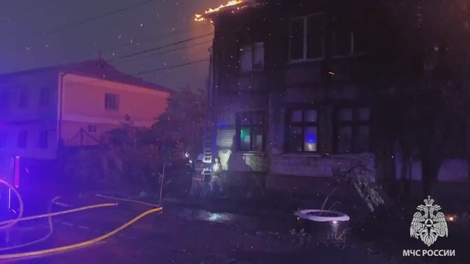 В Старобельске (ЛНР) горит кровля многоэтажного дома, площадь возгорания оценивается в 450 квадратных метров