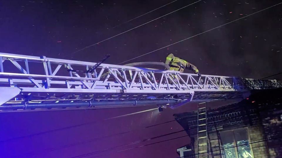 В ЛНР загорелась кровля многоквартирного жилого дома