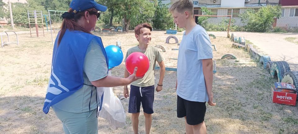 В рамках акции «Яркое детство» рубежанские единороссы продолжают приводить в порядок детские площадки