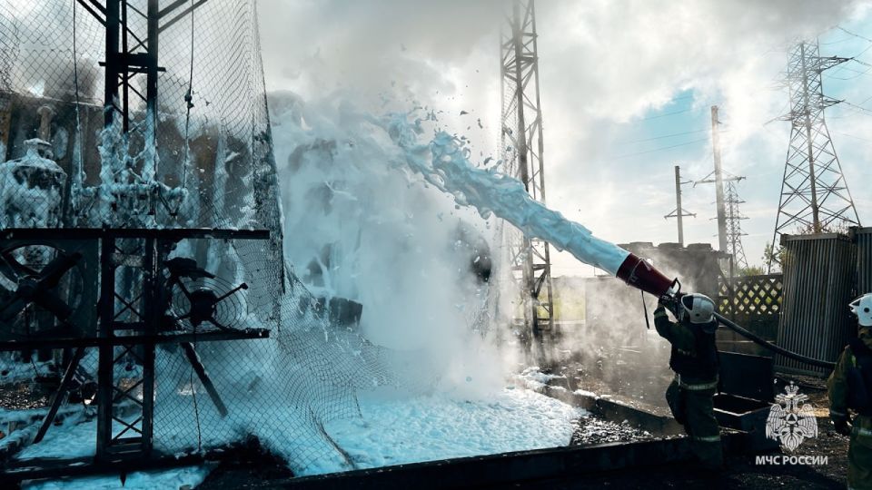 Спасатели МЧС России ликвидировали возгорание трансформаторной подстанции в Кременной после вражеской атаки беспилотника — ГУ МЧС России