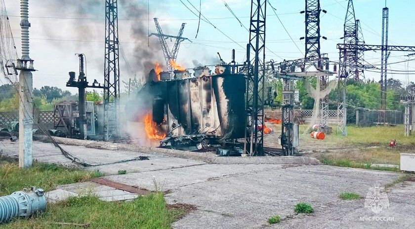 Беспилотник ВСУ сжег трансформатор в Кременной