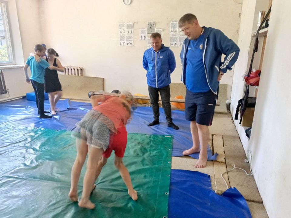 Лисичанские единороссы приняли участие в открытой тренировке по спортивной борьбе