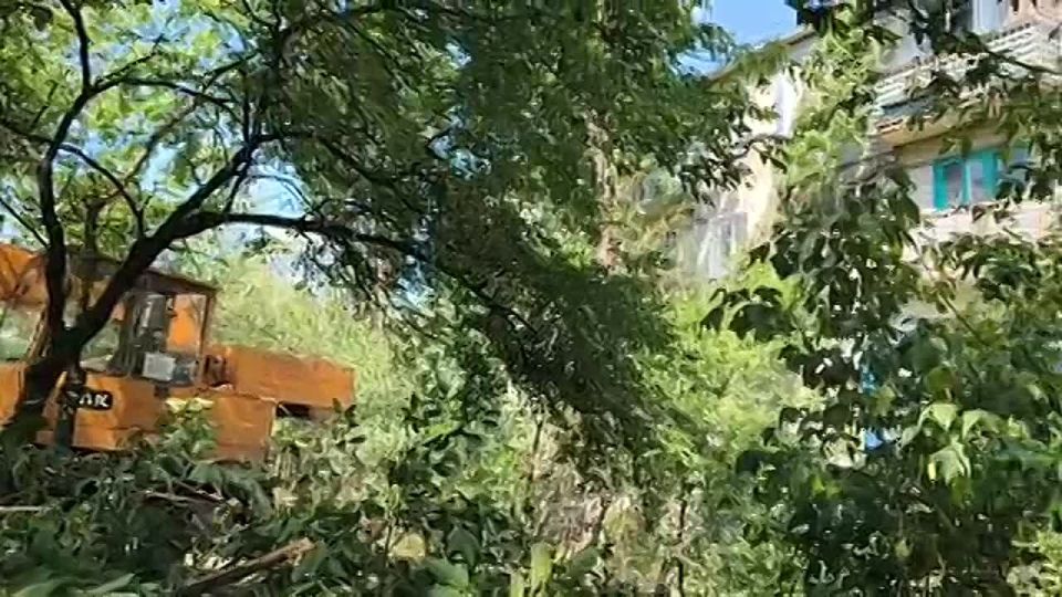 Евгений Морозов: Не знаю, задумывался ли кто-нибудь из брянковчан над этим, но именно в чрезвычайных ситуациях, больше всего заметен труд простых работяг, которые изо дня в день остаются в тени и тихо, без лишней огласки...