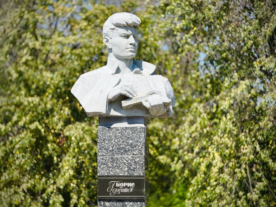 Сергей Колягин: Сегодня, в честь 117-й годовщины со дня рождения нашего выдающегося соотечественника - Бориса Горбатова, состоялась церемония возложения цветов к подножию памятника писателю