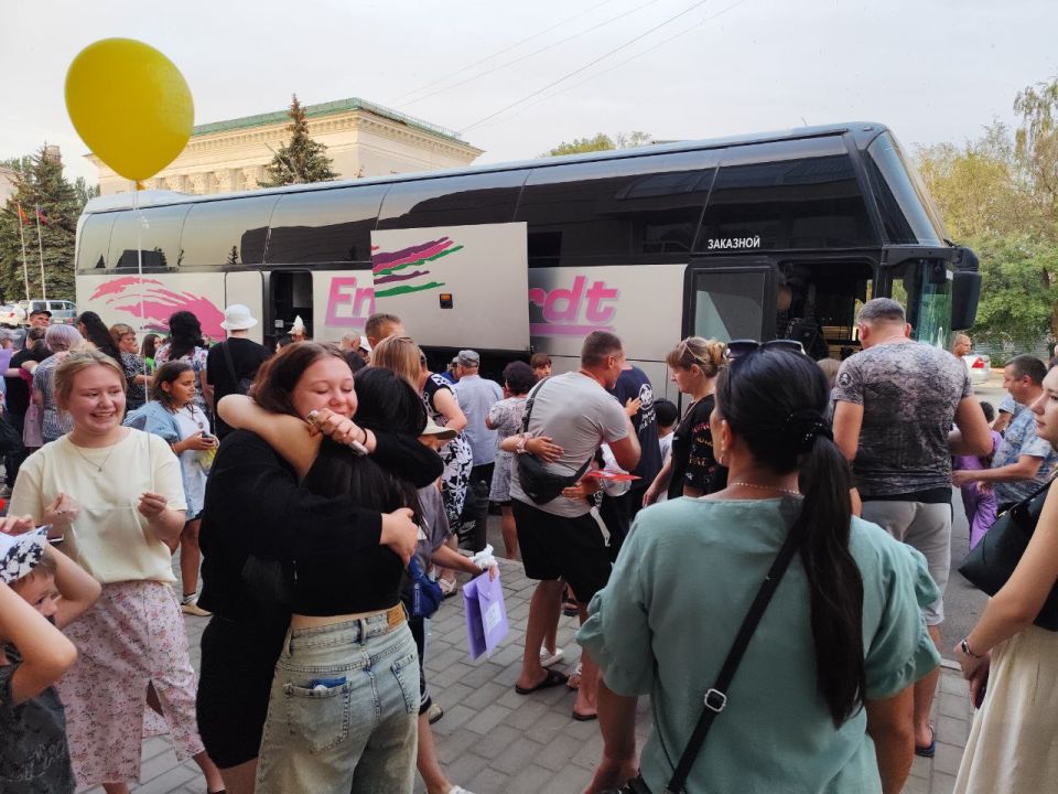 Школьники Краснодонщины вернулись после отдыха в оздоровительном лагере «Парус» в городе Евпатории