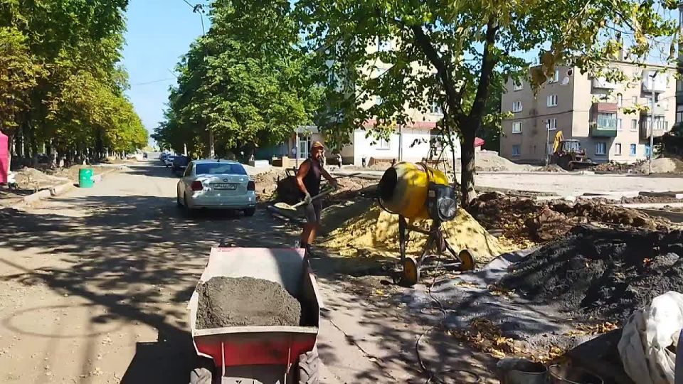 Андрей Рубанцов: . В Ровеньках продолжается реализация проекта «Каштановая аллея» в рамках федерального проекта «Формирование комфортной городской среды» национального проекта «Инфраструктура для жизни» Подрядной...