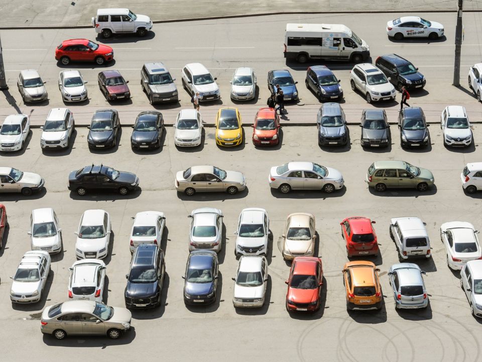 Бизнесмены захватили парковку жилого комплекса в Тюмени. Фото