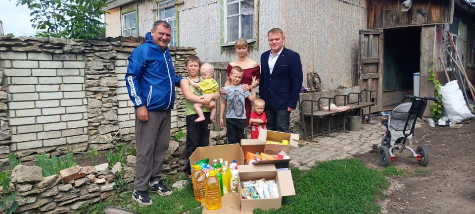 Депутаты от партии «Единая Россия» оказали поддержку многодетной семье