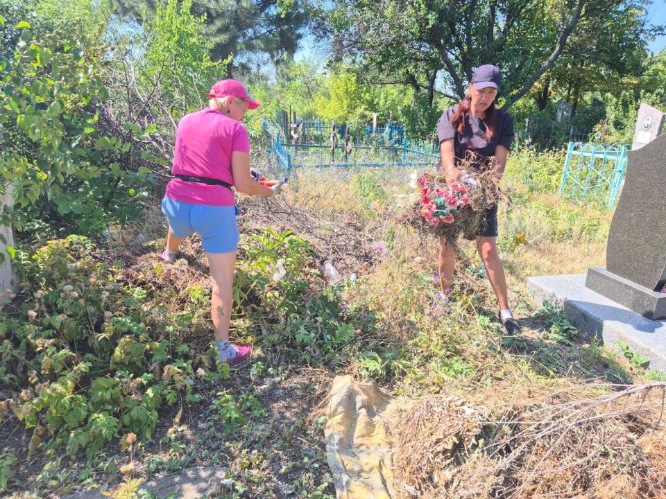 Андрей Рубанцов: Работники МУП «ЖЭК» города Ровеньки совместно с работниками отдела жизнеобеспечения пгт Дзержинский, проводят работы по облагораживанию кладбища, расположенного на территории бывшей шахты № 54