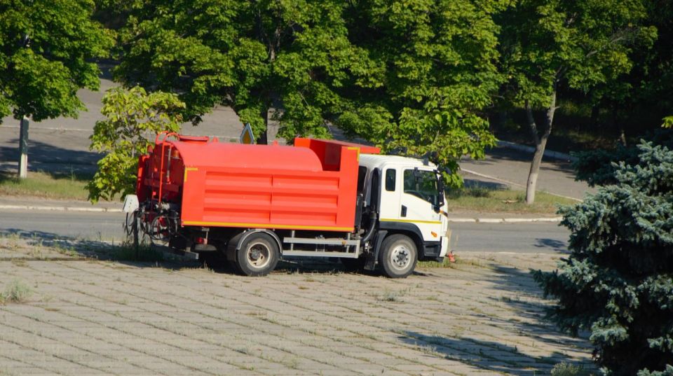 Сотрудники МУП "ДЭП города Рубежное" регулярно проводят работы по поливу зеленых насаждений