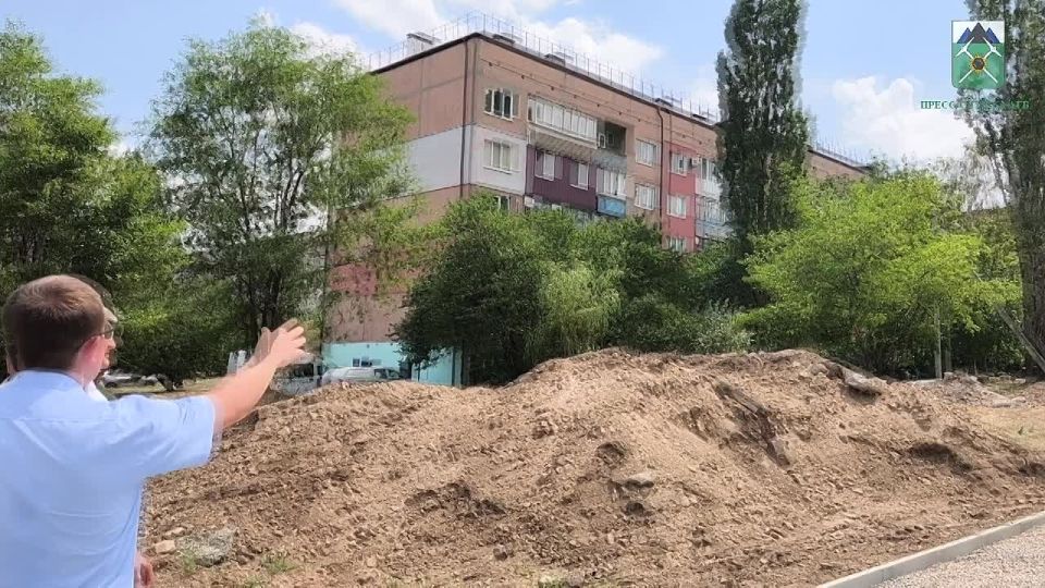 Евгений Морозов: Не менее красивый вид с высоты птичьего полета открывается и в микрорайоне "Молодежный", где кровли львиной части домов уже обновлены силами специалистов из региона-шефа